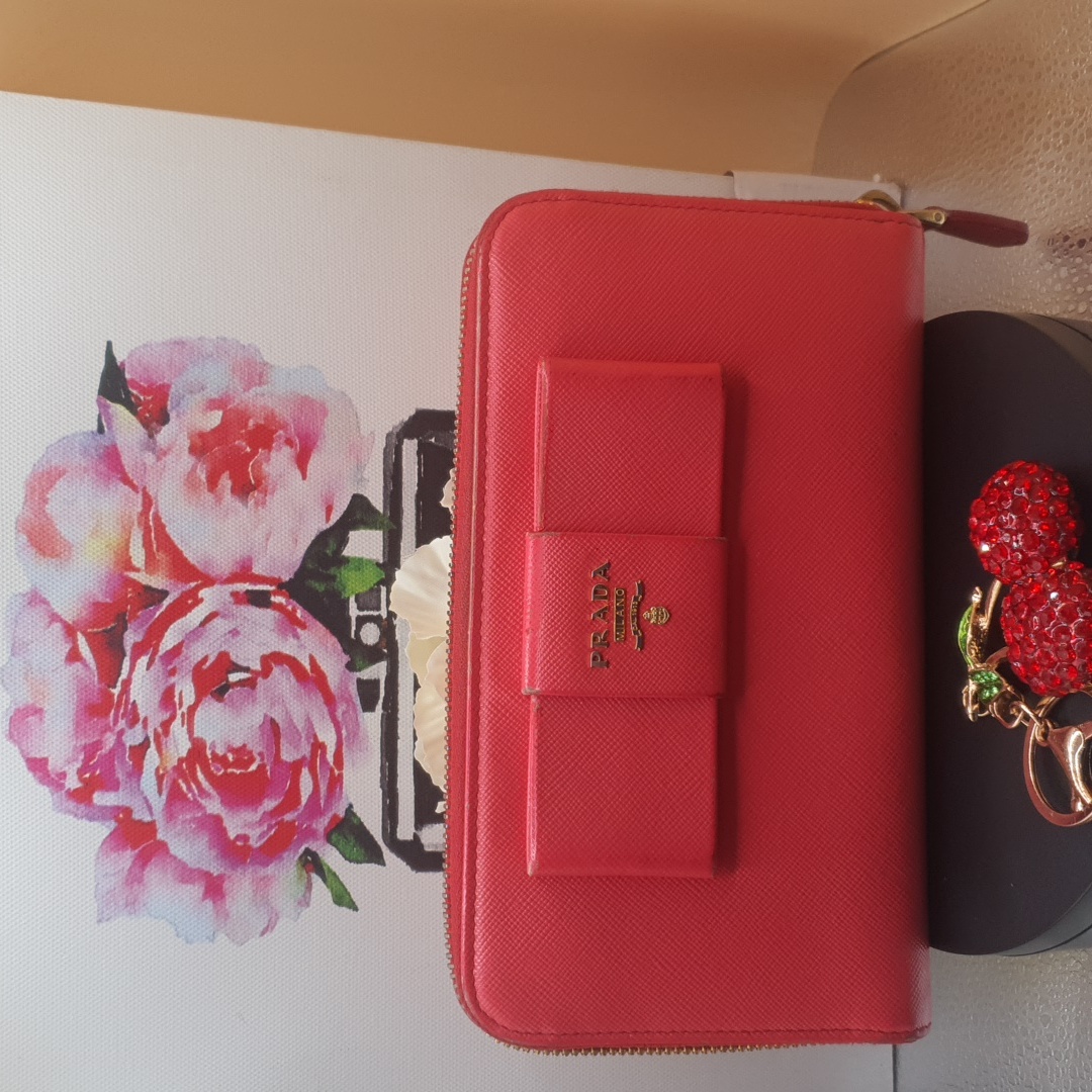 Auth Prada Ribbon Saffiano Leather Zippy Wallet W/ Coa Included.